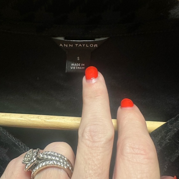 Ann Taylor Black Fitted Houndstooth Top - Picture 6 of 8